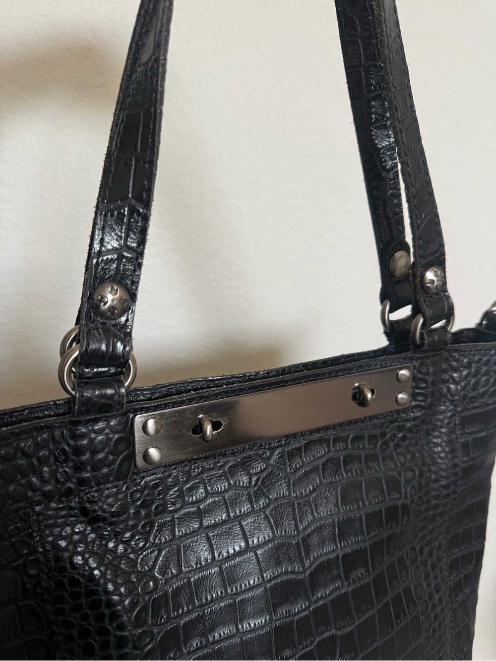 Patricia Nash | Aveley Crossbody Handbag Distressed Croc Leather - Picture 4 of 14